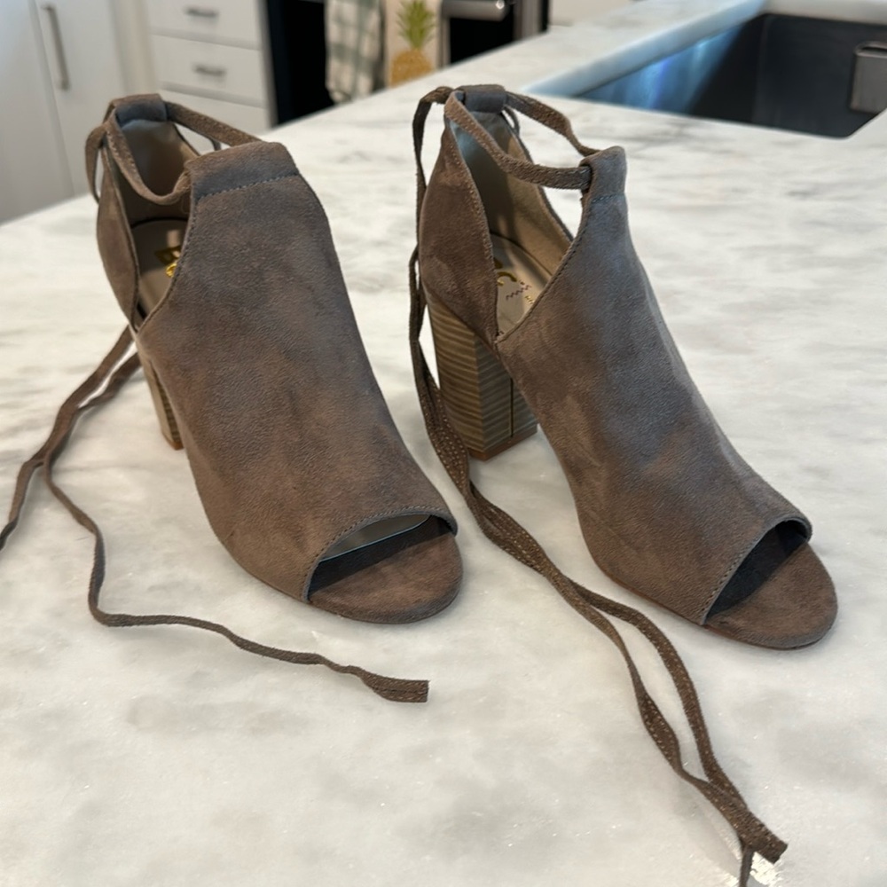 BC (born in California) taupe heels- S7- excellent condition